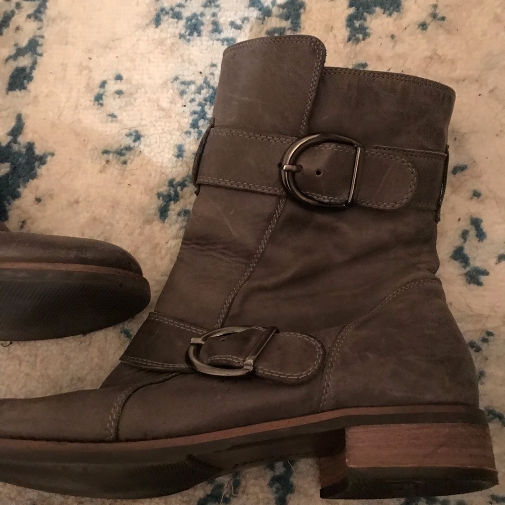 Grey faux leather Moro ankle boot. Like new!